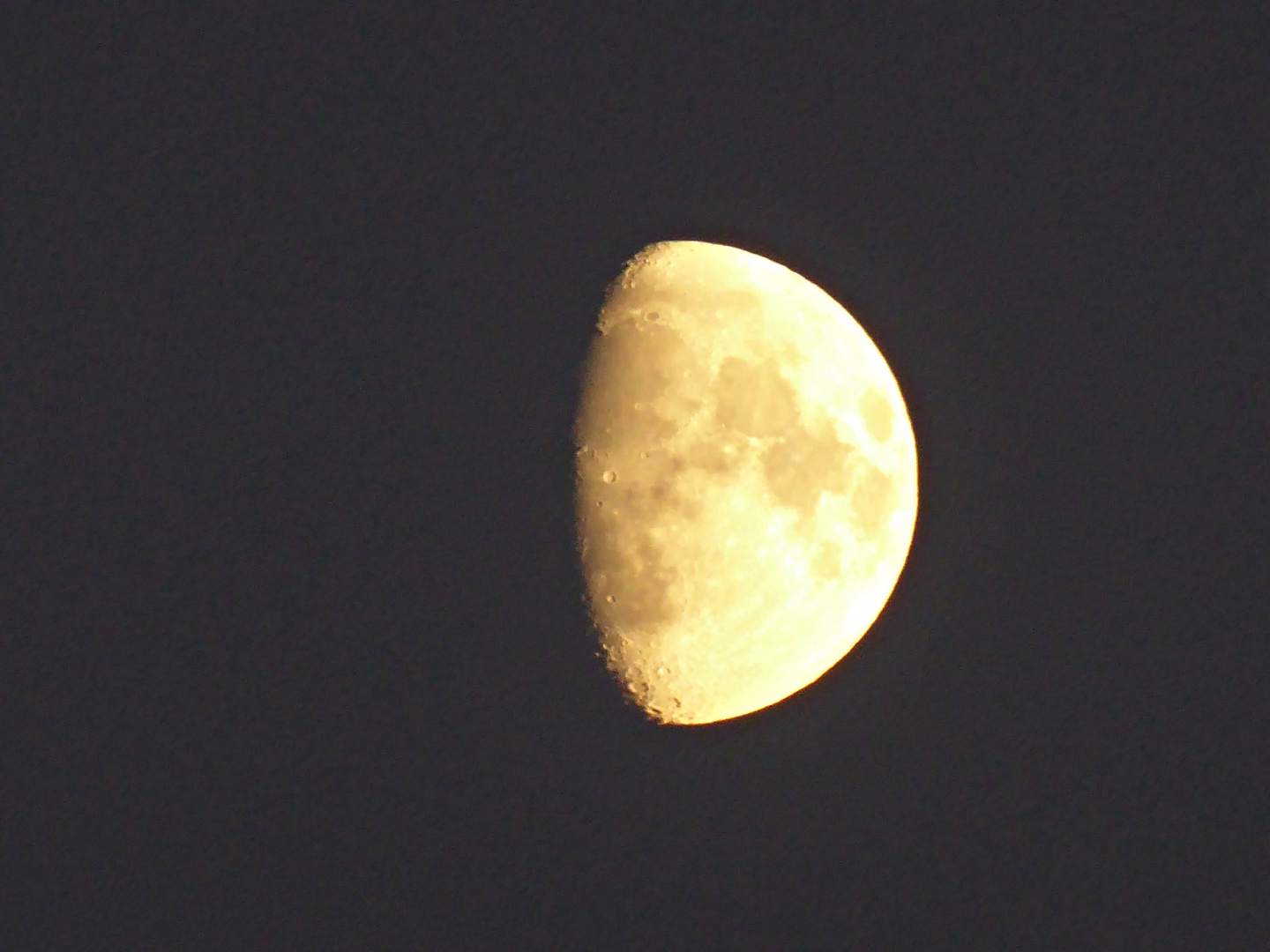 Der Mond mit einem Touch orange