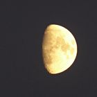 Der Mond mit einem Touch orange