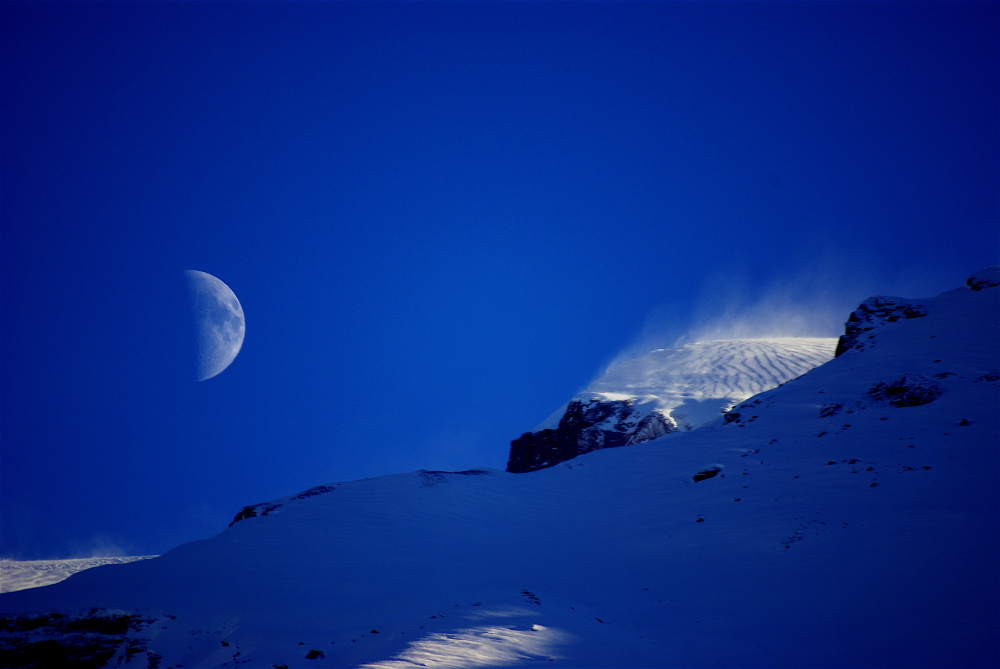 der Mond neben dem Titlis