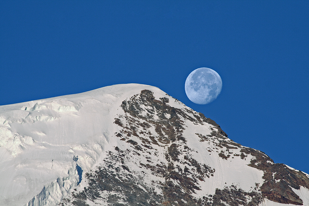 Der Mond rollt den Alphubel herab