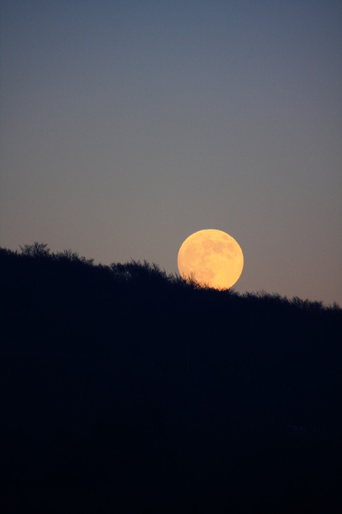 Der Mond rollt den Berg hinunter