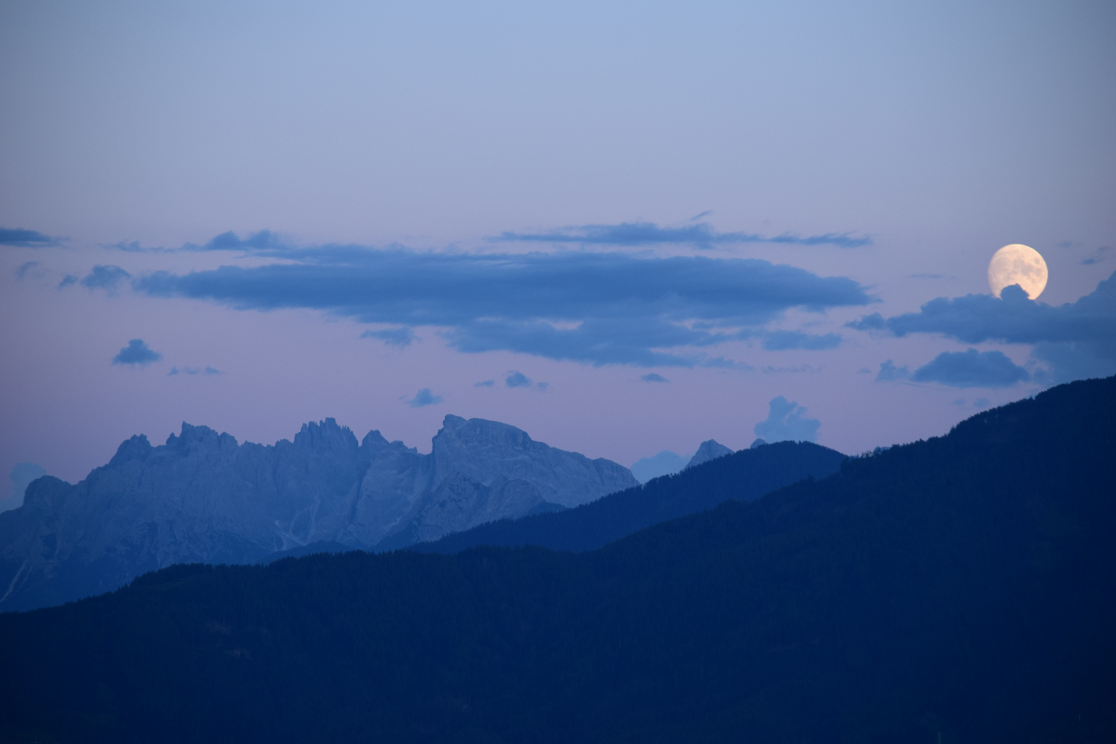 Der Mond schaut durch die Wolken