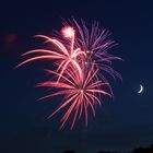 der Mond schaut Feuerwerk