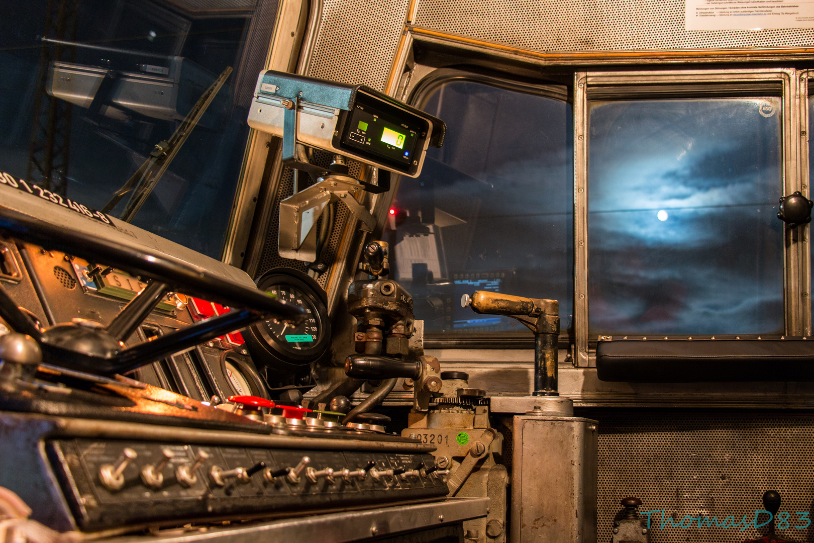 Der Mond scheint in den Arbeitsplatz