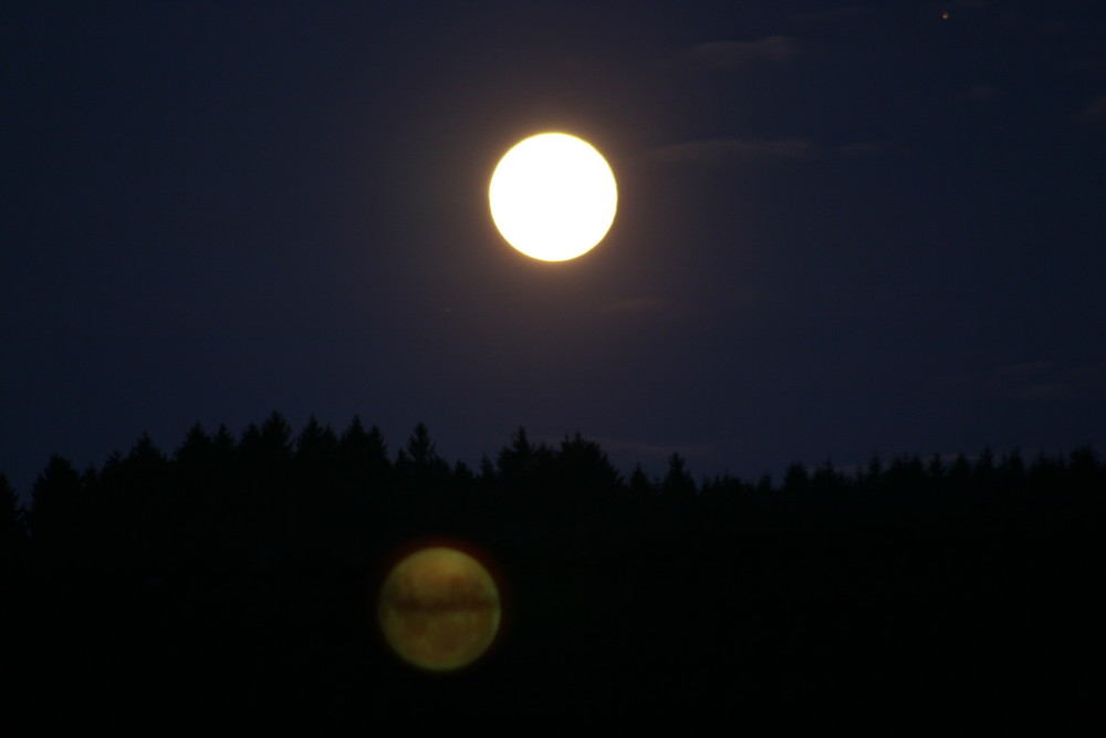 Der Mond spiegelt sich