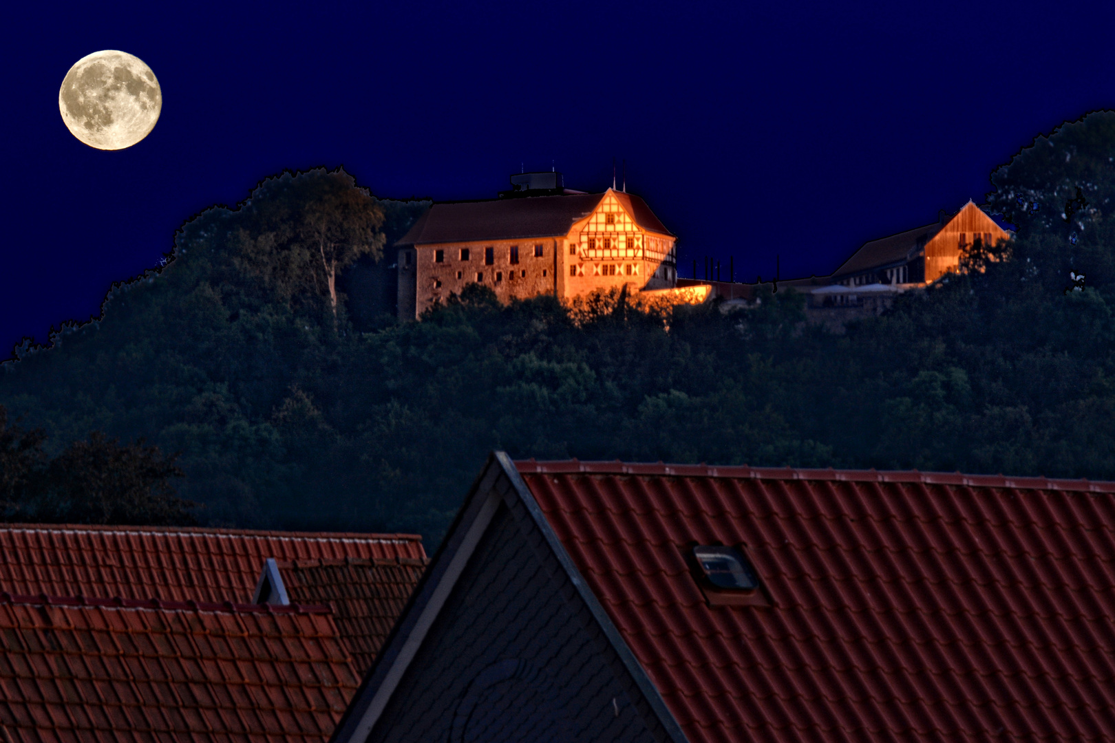 Der Mond steht über Burg Scharfenstein