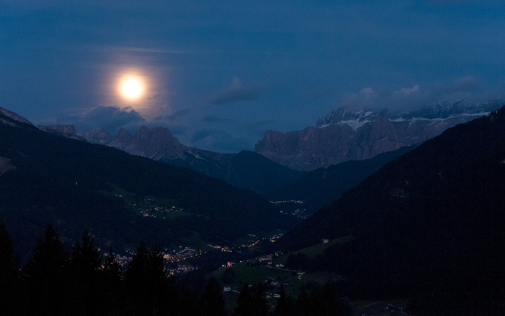 Der Mond steht über dem Grödnertal