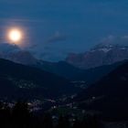 Der Mond steht über dem Grödnertal