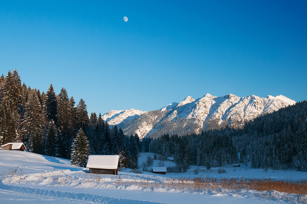 Der Mond steht über der Soierngruppe