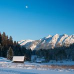 Der Mond steht über der Soierngruppe