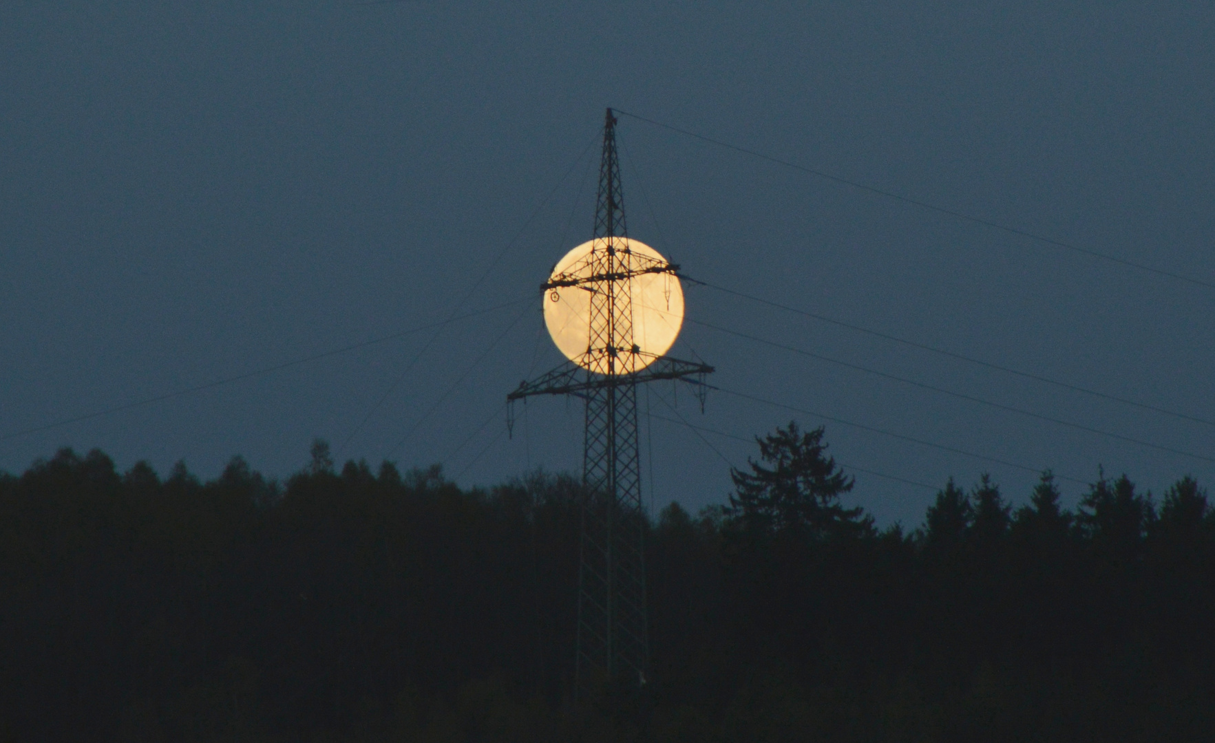 Der Mond steht unter "Strom"