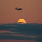 Der Mond steigt, der Flieger sinkt