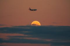 Der Mond steigt, der Flieger sinkt