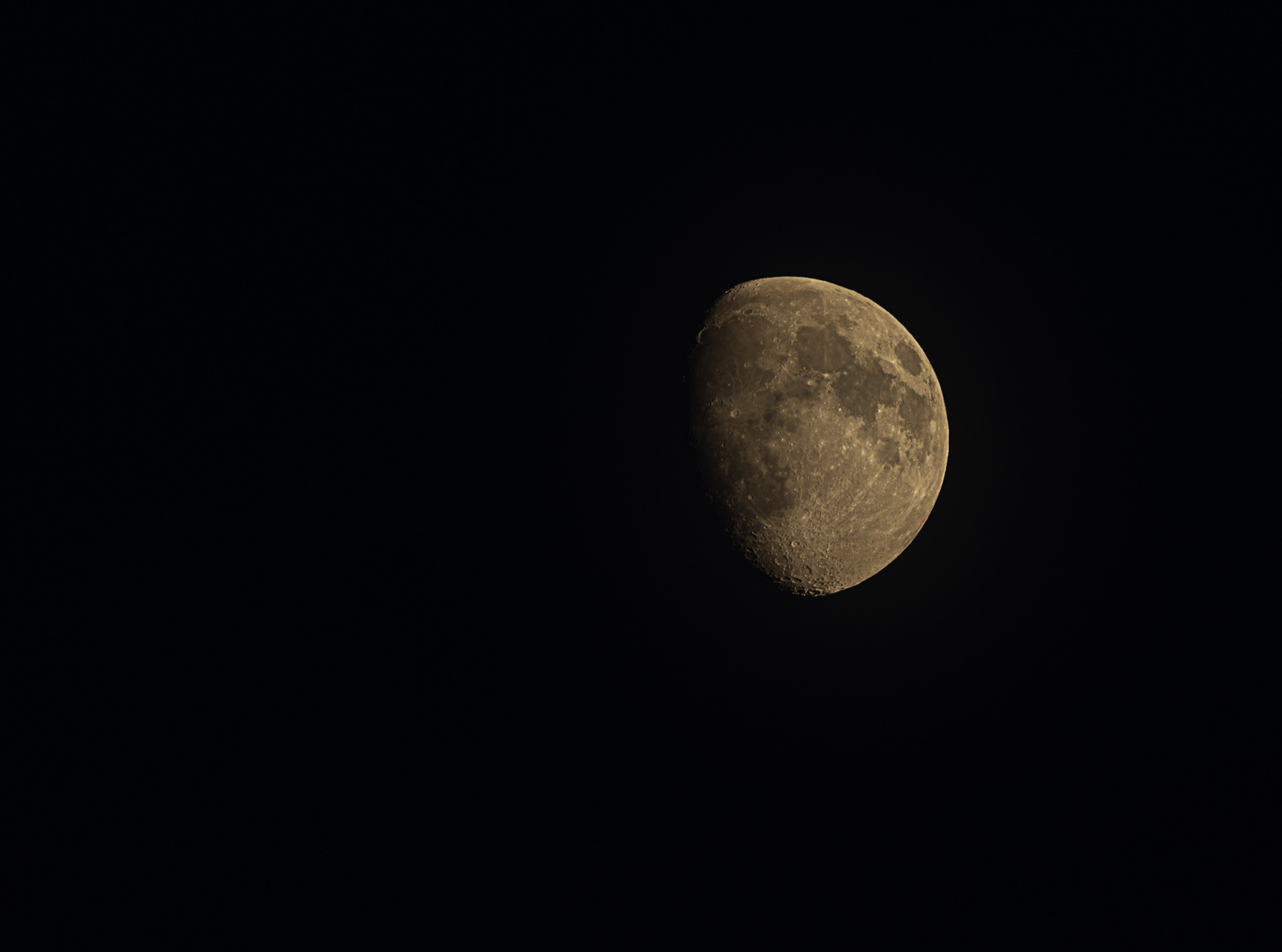Der Mond über Berlin am 23. Juni 2021