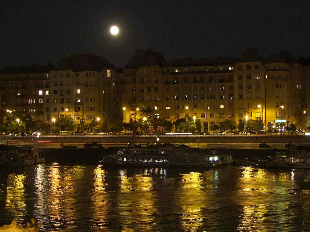 Der Mond über Budapest...