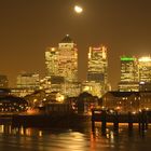 Der Mond ueber Canary Wharf