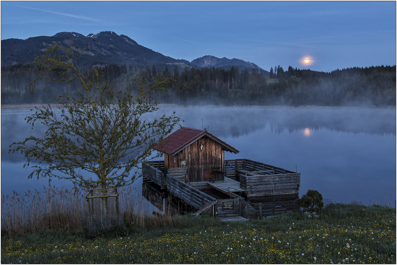 Der Mond über dem Attlesee