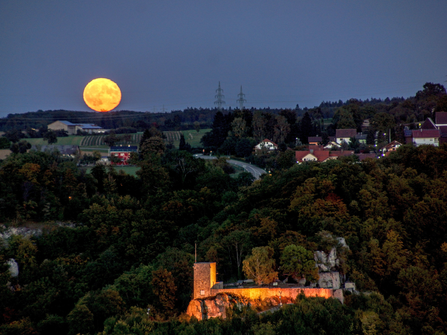 Der Mond über dem Helfenstein