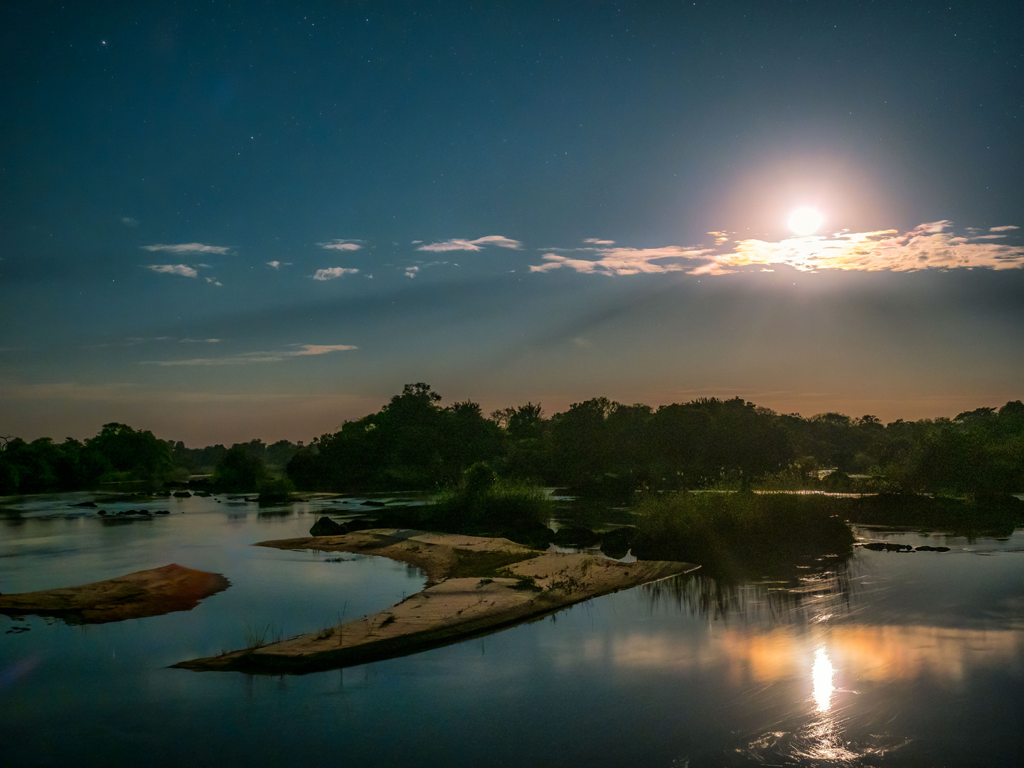 Der Mond über dem Okavango