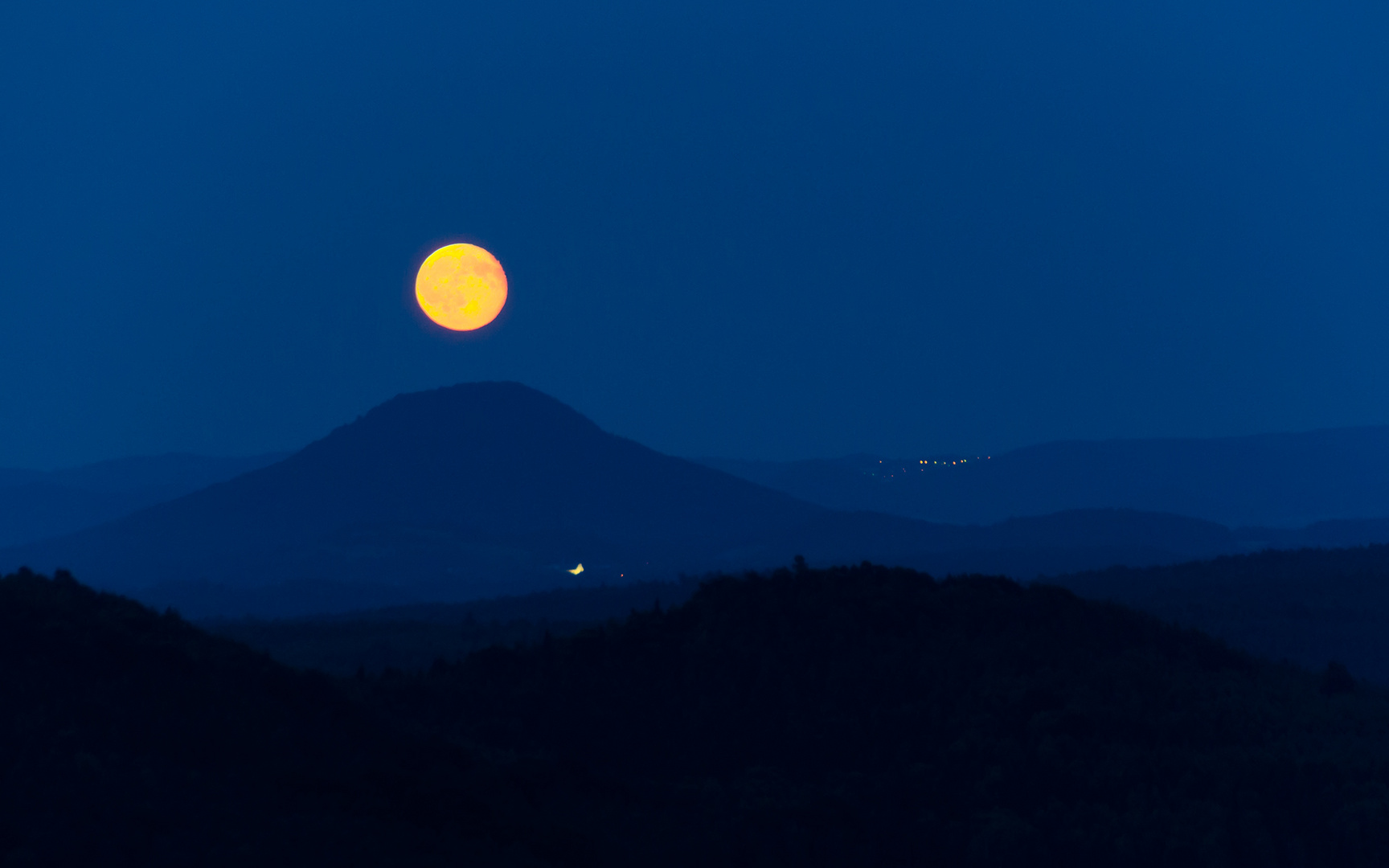 Der Mond über dem Rosenberg