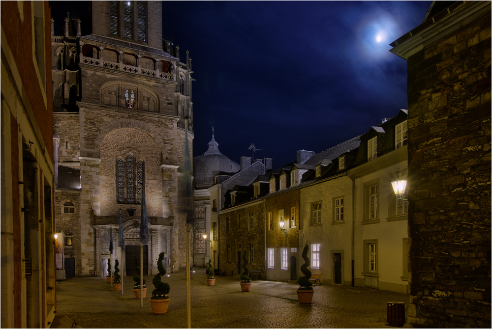 Der Mond über den Dächern