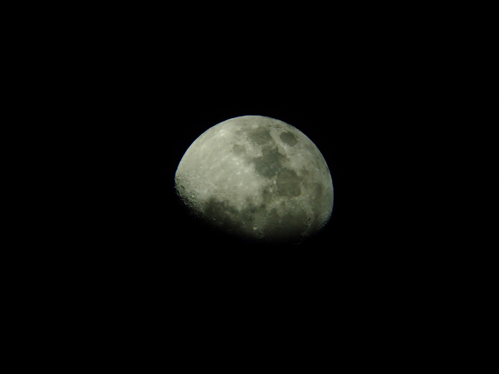 Der Mond über der Atacamawüste in Chile.