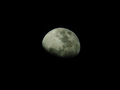 Der Mond über der Atacamawüste in Chile.