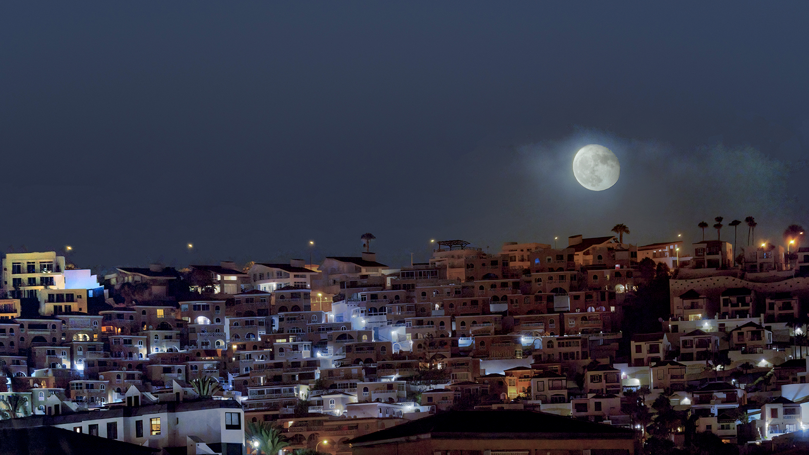 Der Mond über der Costa Adeje auf Teneriffa