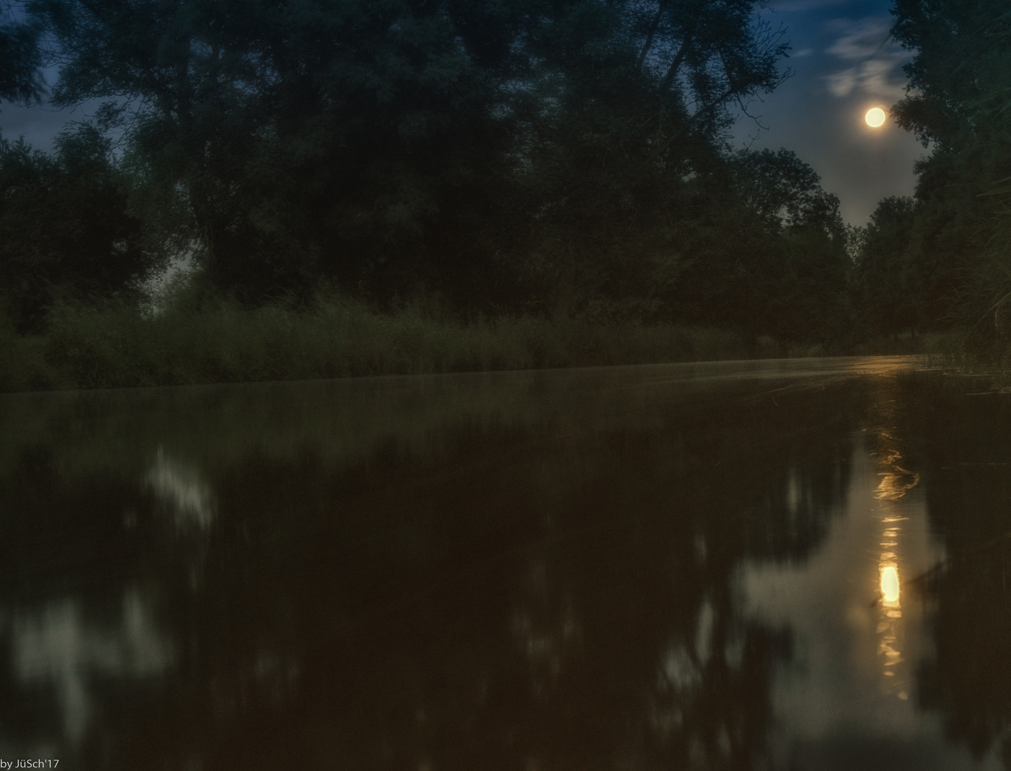 Der Mond über der frühsommerlichen Niers am Niederrhein