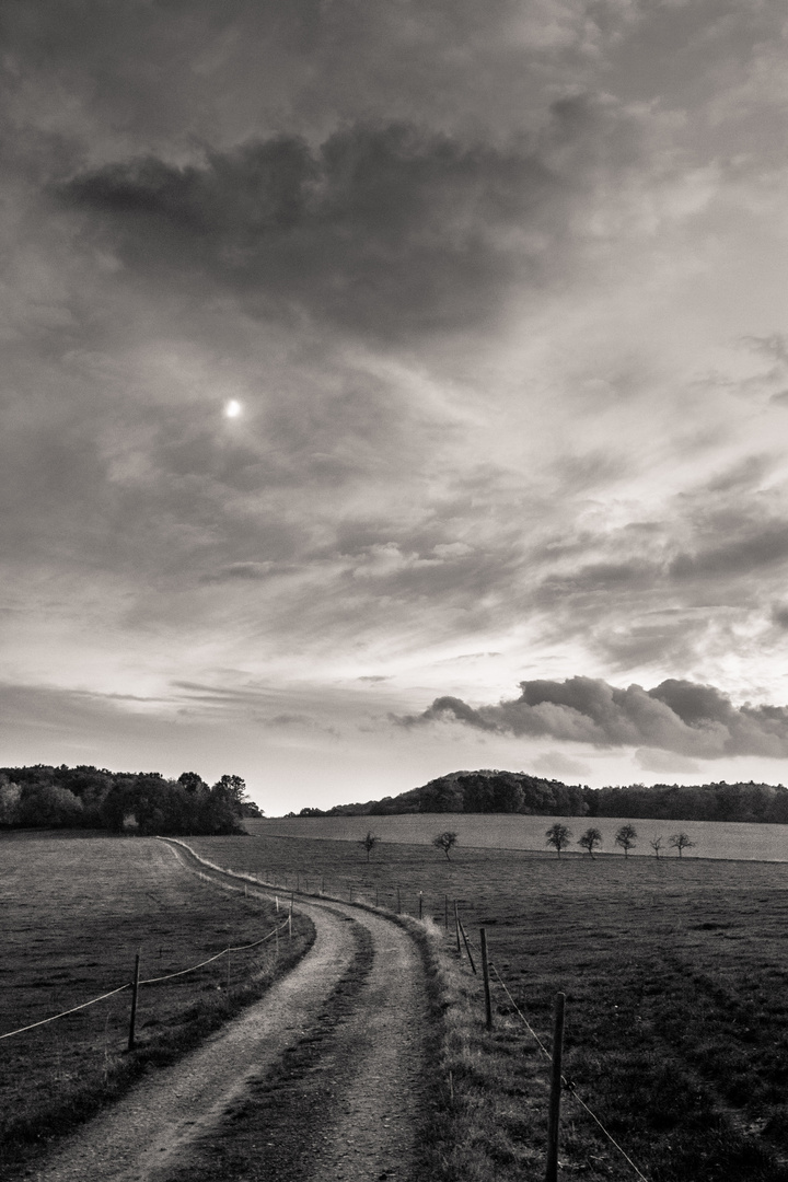 Der Mond über der Landskrone (Ahr)