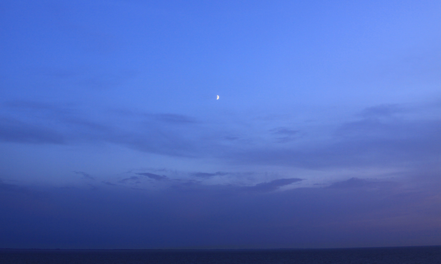 der mond über der ostsee