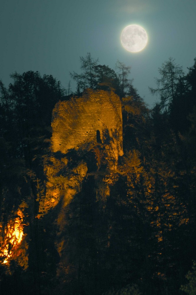 Der Mond über der Ruine Liechtenstein