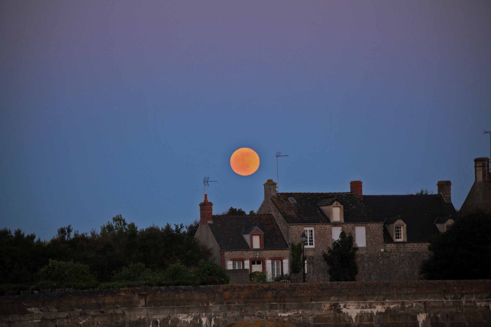 Der Mond über die Dächer in Frankreich