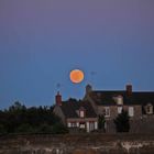 Der Mond über die Dächer in Frankreich