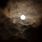 Der Mond umgeben von dichten Wolken