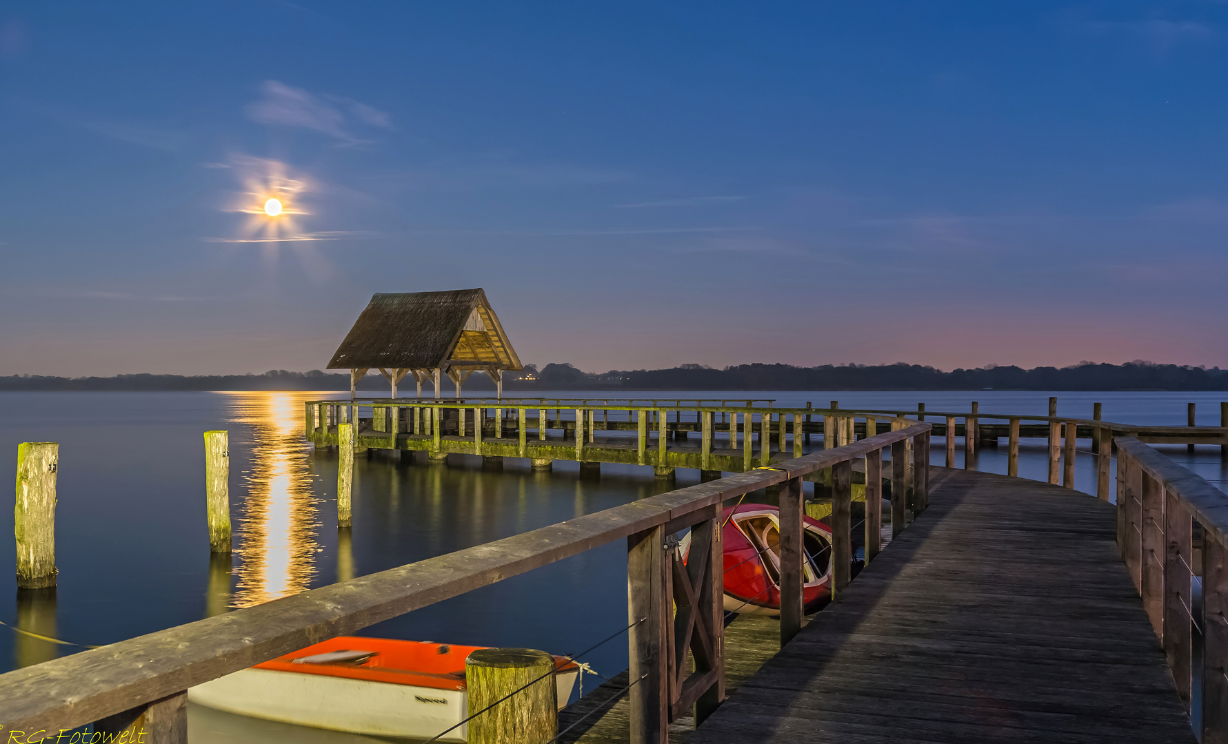 ..der Mond und das Boot in Rot