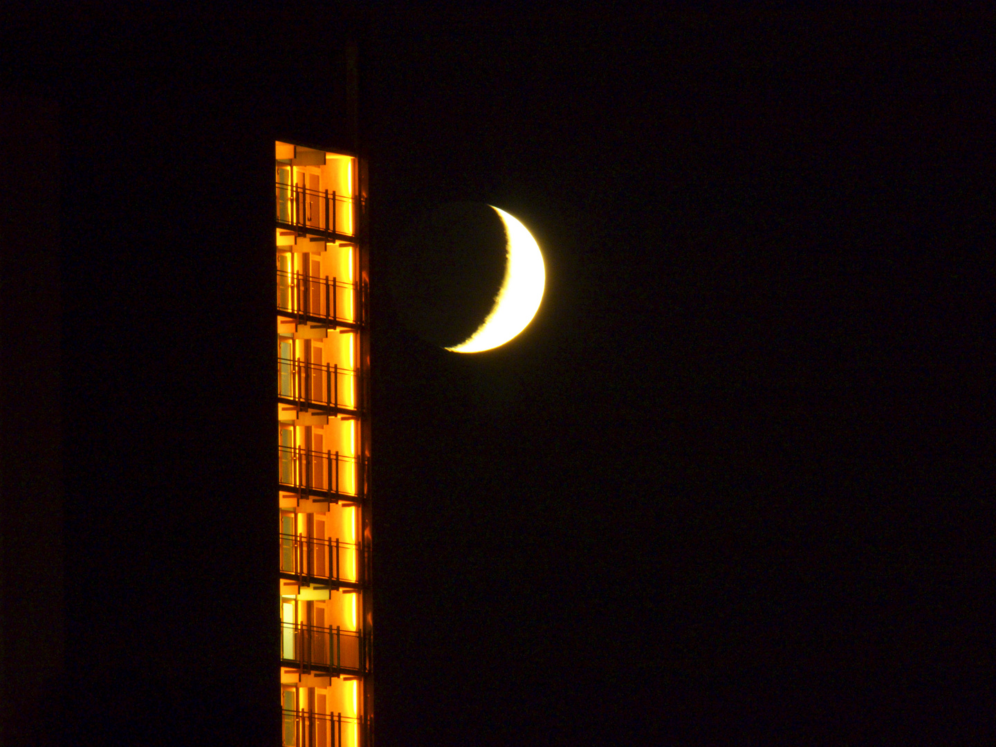 ...Der Mond und das Hochhaus...