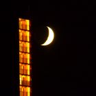 ...Der Mond und das Hochhaus...