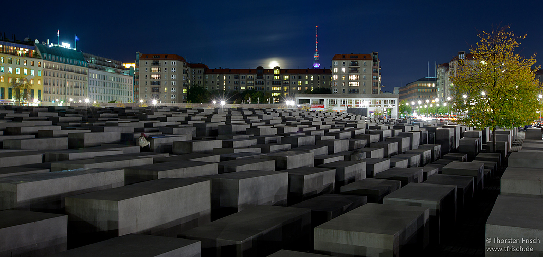 Der Mond und das Mahnmal