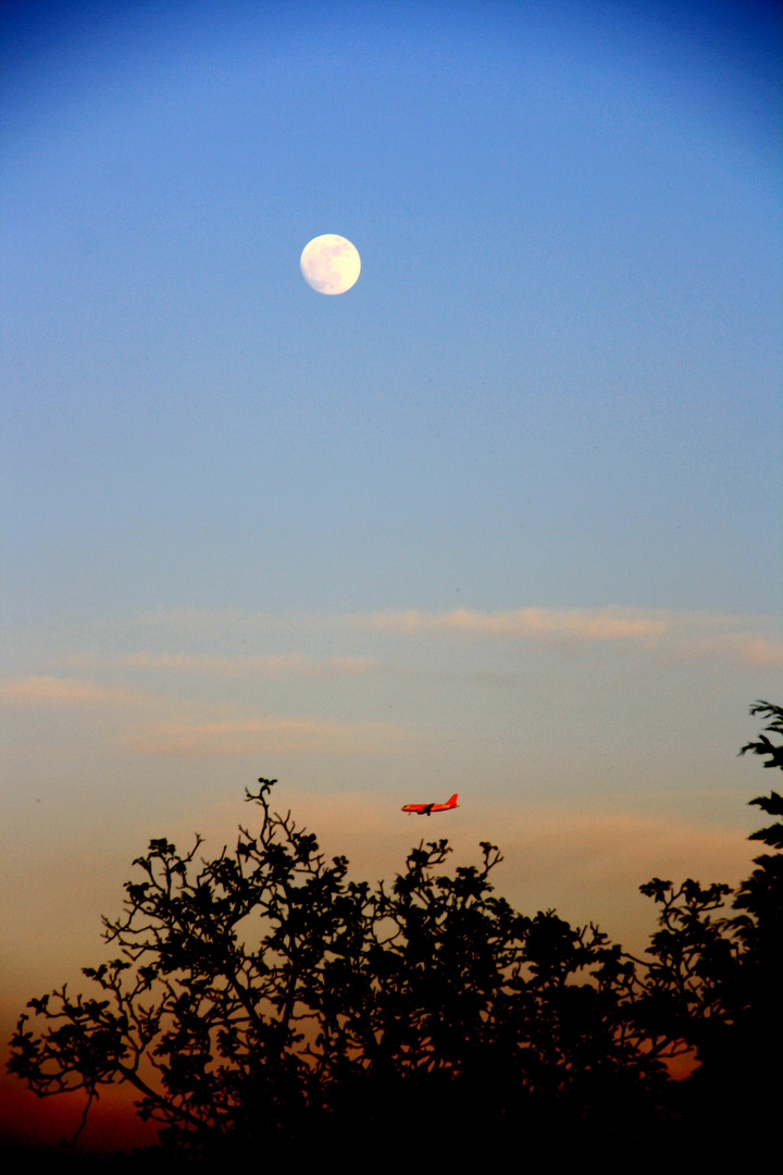 Der Mond und das rote Flugzeug