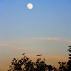 Der Mond und das rote Flugzeug