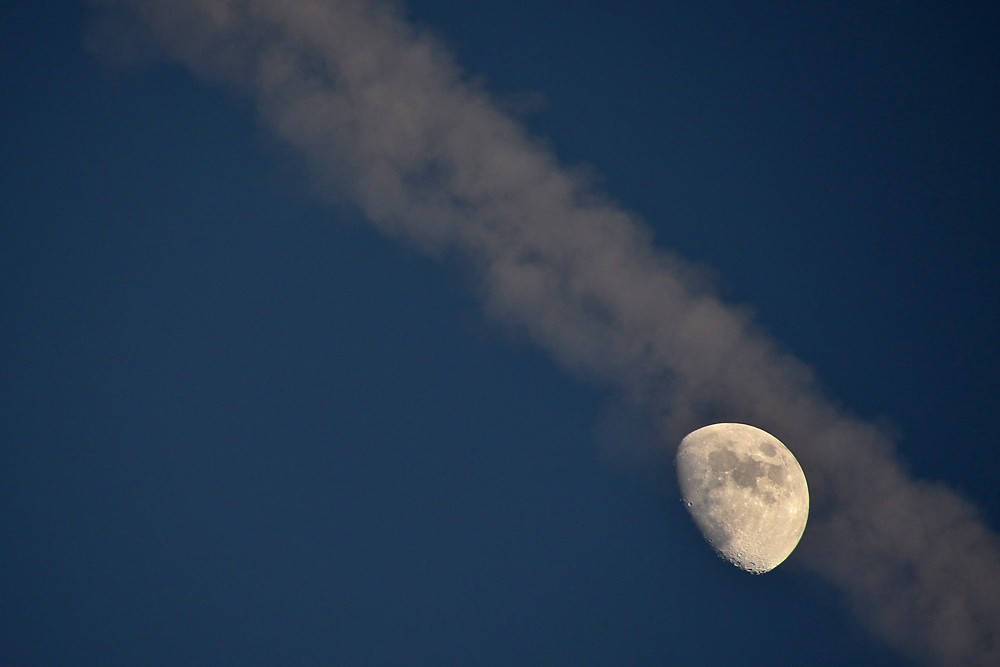 der Mond und der Kondensstreifen