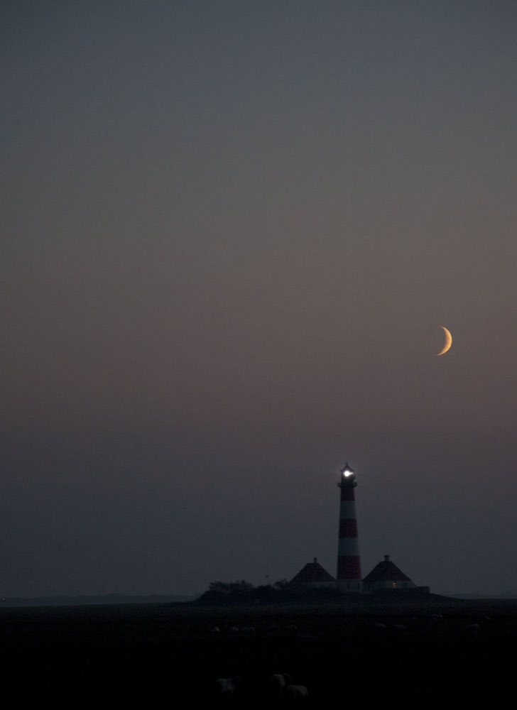 Der Mond und der Leuchturm in stiller Zweisamkeit