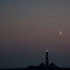 Der Mond und der Leuchturm in stiller Zweisamkeit