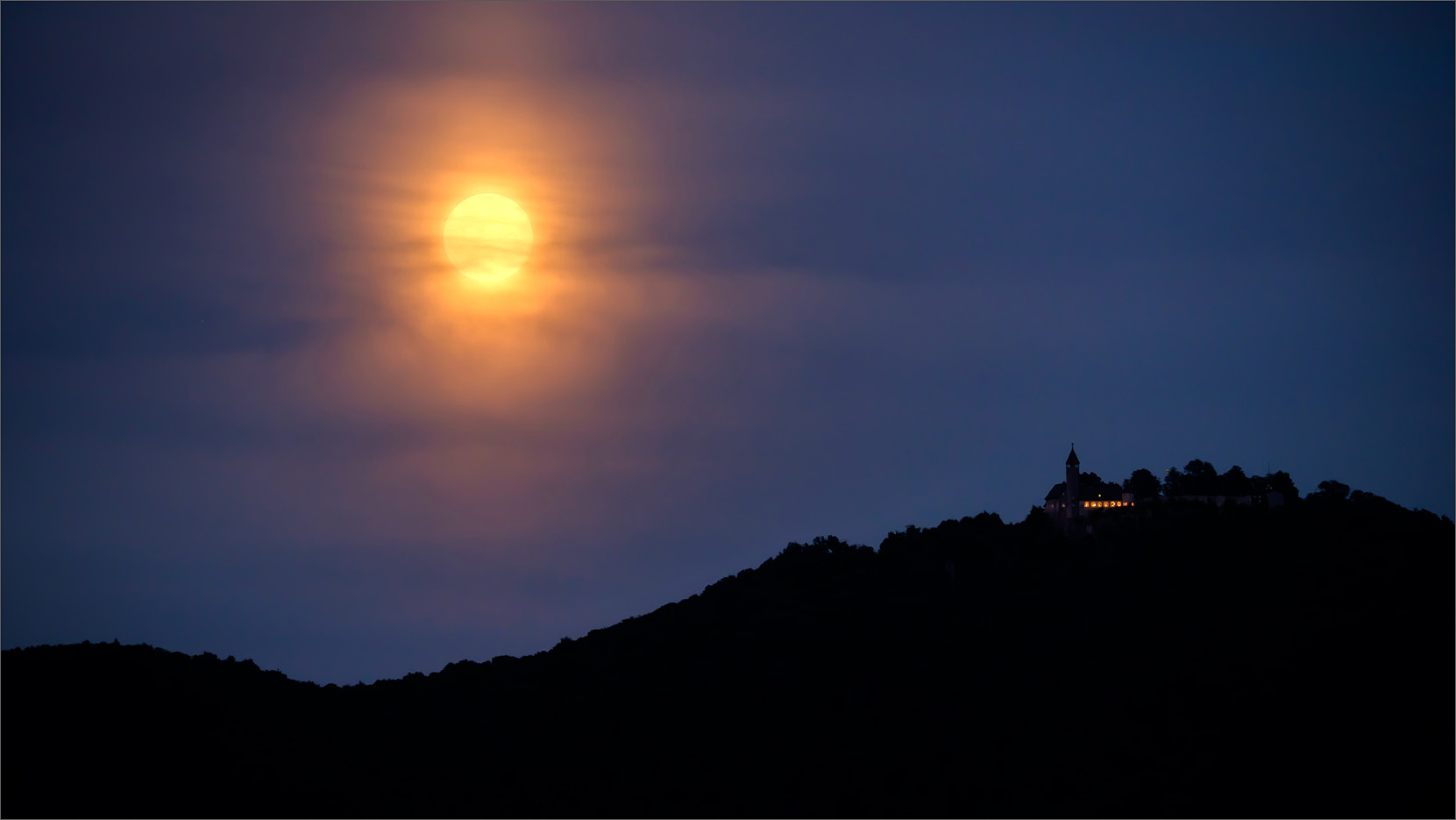 der Mond und die Burg