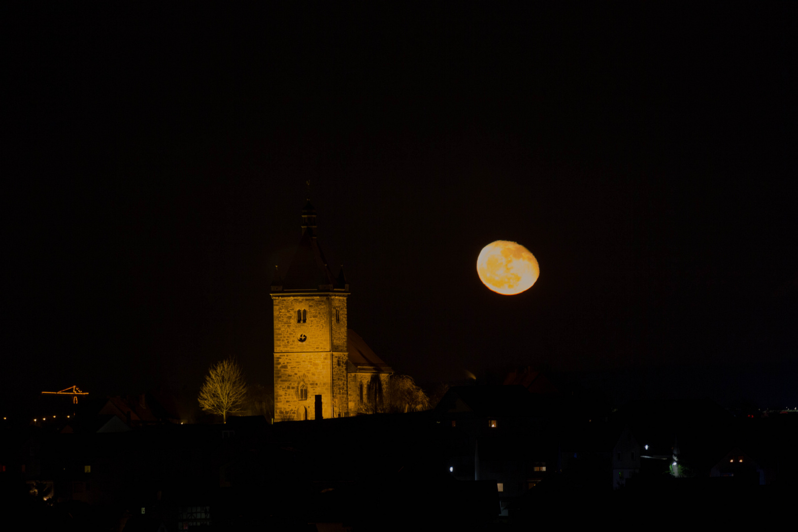 Der Mond und die Kirche in Besse