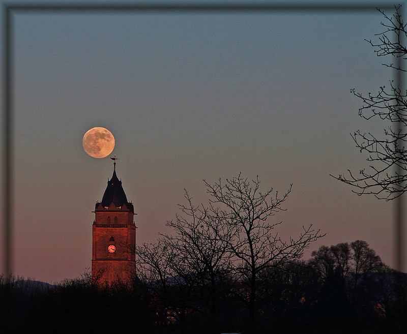 Der Mond, - und die letzten Sonnenstrahlen.