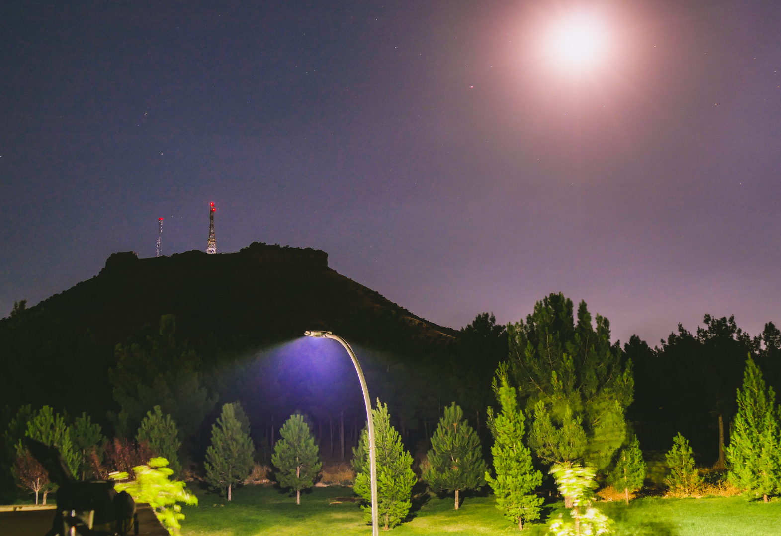 Der Mond und die Strassenlaterne erhellen die Nacht