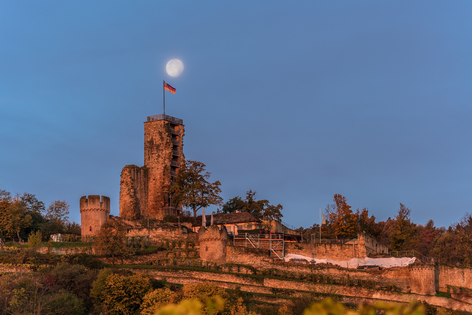 Der Mond und die Wachtenburg