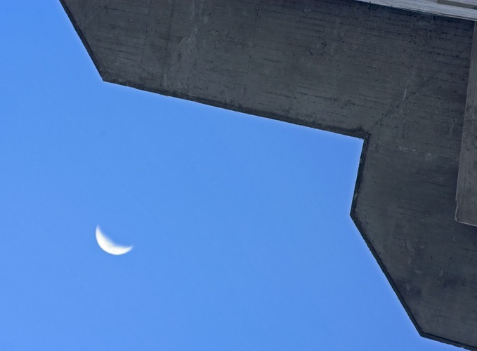 Der Mond und.... welches Gebäude?